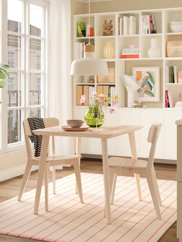 Comedor suave con mesa y sillas LISABO, lámpara BUNKEFLO, alfombra RIDSTIG, estantería EKET y floreros BLODBJÖRK y FRÖVÄXT.