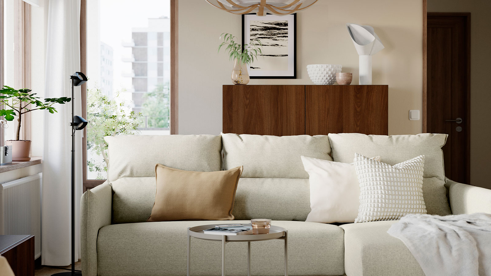 Habitación amueblada con sofá y sillón, dispuesta para ofrecer la máxima comodidad.