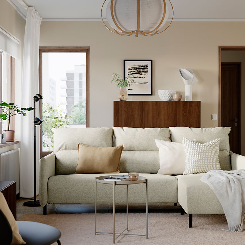 Habitación amueblada con sofá y sillón, dispuesta para ofrecer la máxima comodidad.