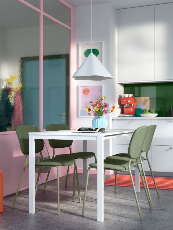 Cocina moderna con ZEBRASÄV, VIHALS, SKOGSTUNDRA, RÖDALM y VÄGSKYLT creando un rincón colorido y funcional.