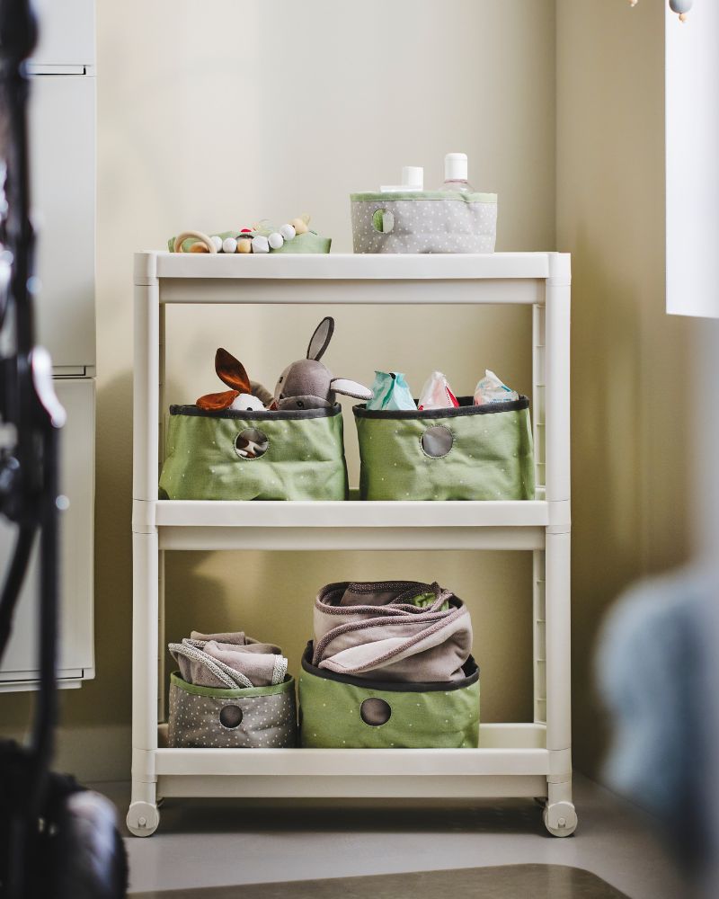 Carrito VESKEN organizado con cajas LEN, ofreciendo espacio versátil para juguetes, textiles y pequeños esenciales.