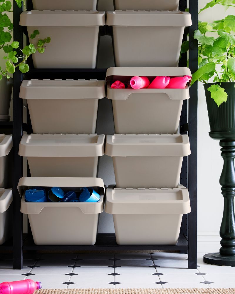 Estantería BROR con cubos SORTERA creando un sistema práctico para organizar juguetes y accesorios en un espacio luminoso.