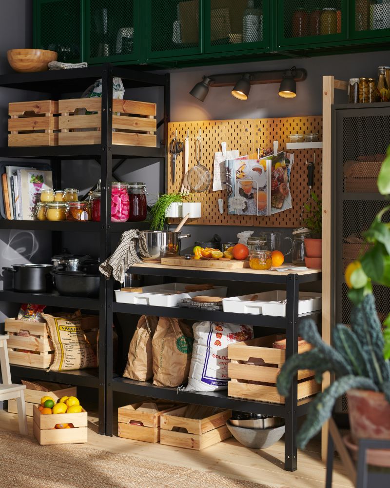 Despensa funcional con estantes BROR, cajas KNAGGLIG y accesorios SKÅDIS, mostrando una cocina organizada llena de frascos KORKEN.