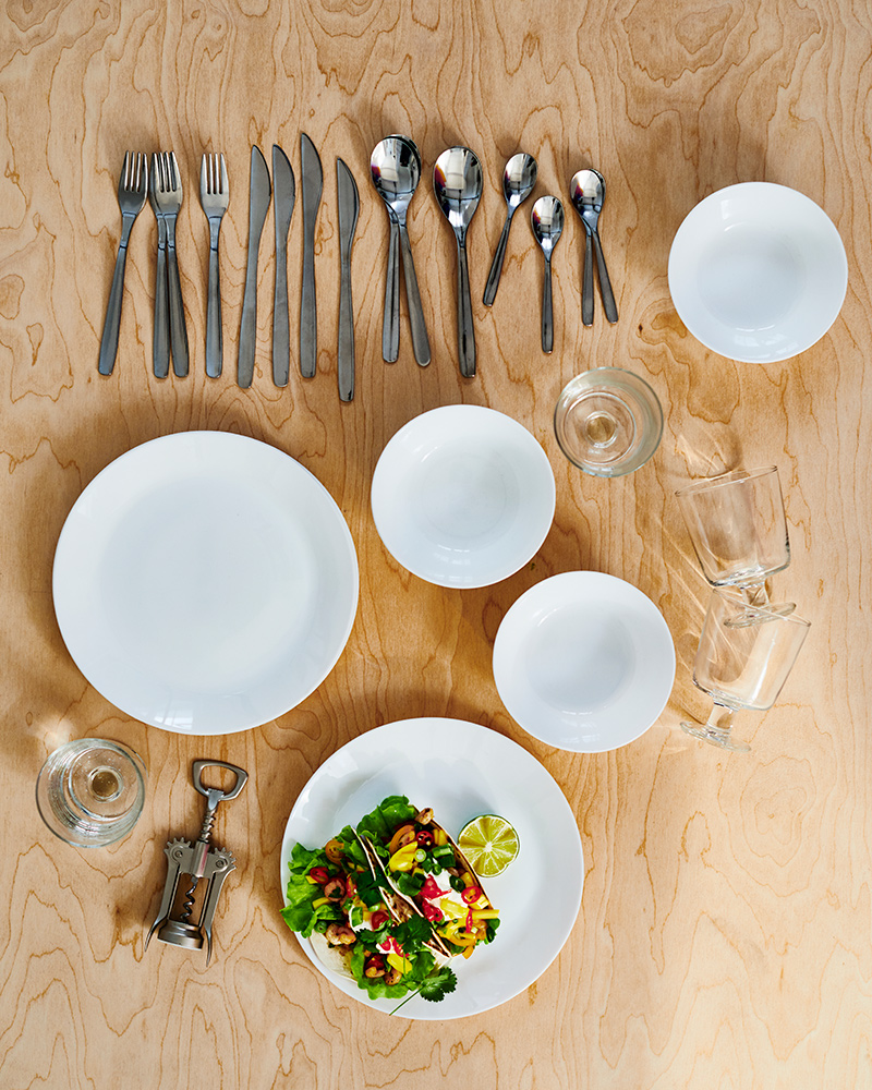 Varios platos OFTAST junto con un juego de cucharas MOPSIG y vasos IKEA 365+.