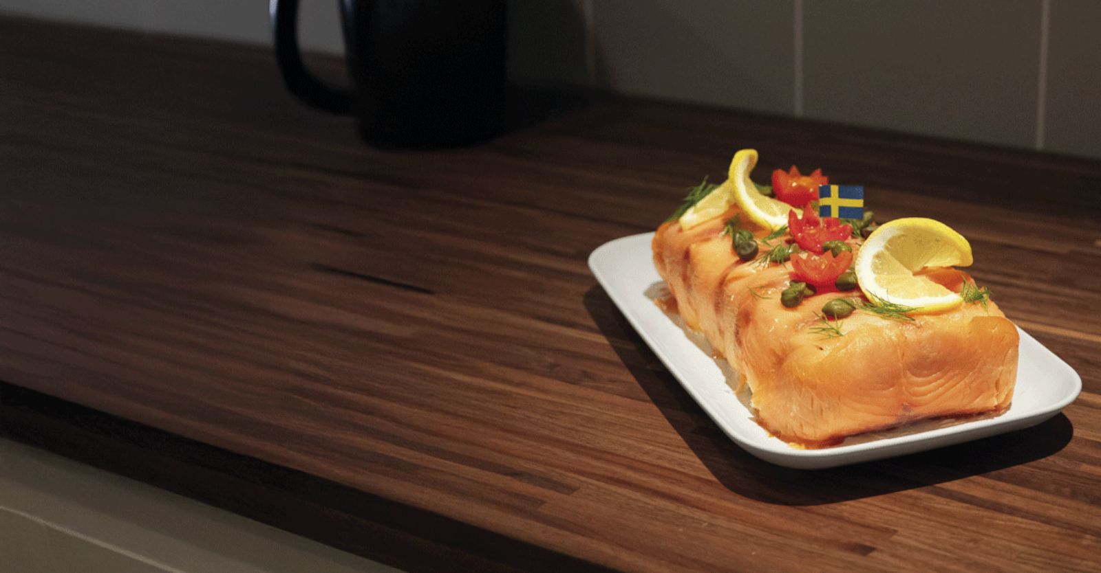 Smörgåstårta, tarta sándwich sueca salada elaborada con capas de pan y rellenos cremosos