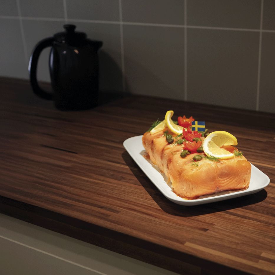 Smörgåstårta, tarta sándwich sueca salada elaborada con capas de pan y rellenos cremosos