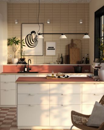 Modern kitchen with METOD cabinets, EKBACKEN rails, SAMBORD lamp, ÄLMAREN faucet, KILSVIKEN sink and FRYKSÅS armchair.