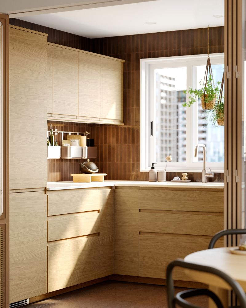 Bright kitchen with METOD cabinets, SÄLJAN countertop, STOLTHET board and KUNGSFORS rail.