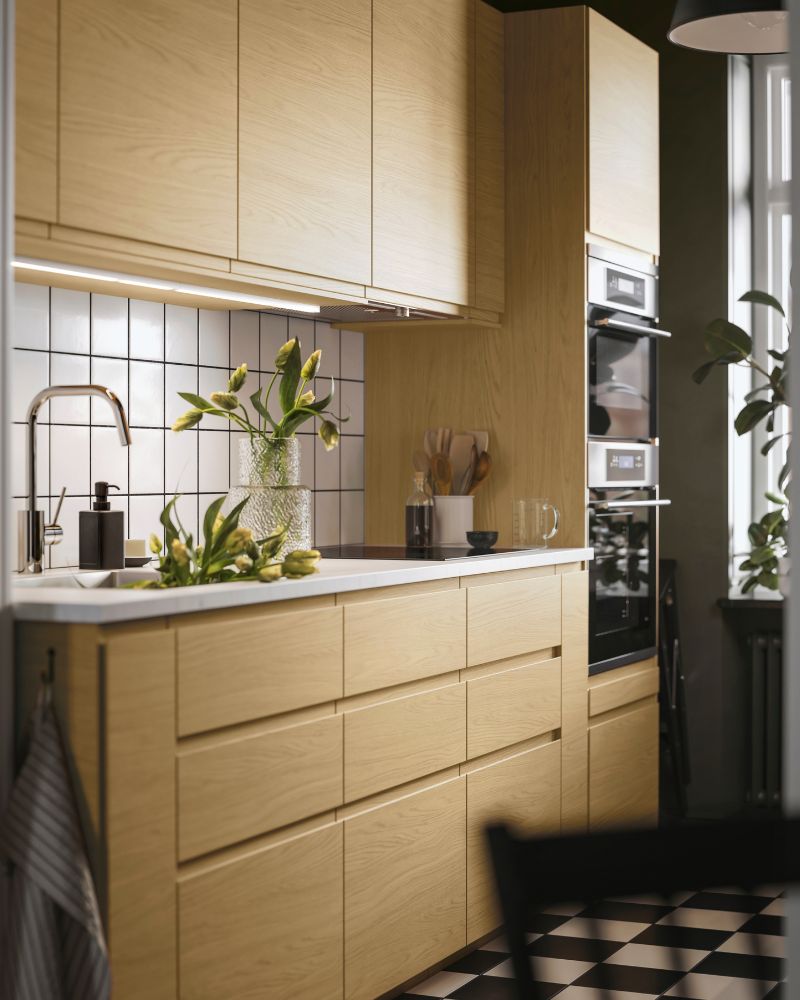 Modern kitchen with METOD cabinets, MAXIMERA drawers, ÄLMAREN faucet and JÄRSTORP countertop in warm wood.