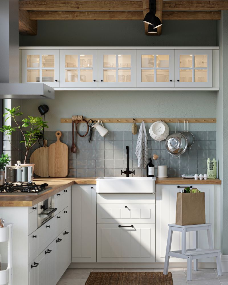 Cozy kitchen with METOD glass‑door cabinets, HAVSEN sink, KARLBY countertop and STENSUND fronts in a warm cottage style.