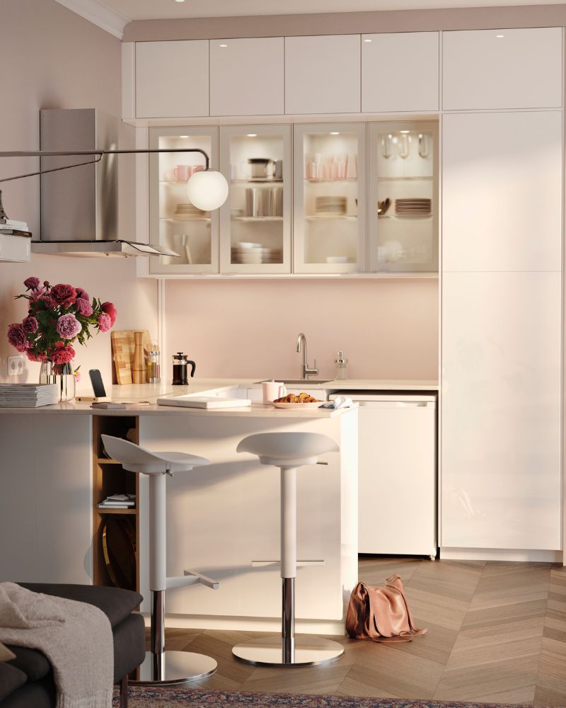 Compact kitchen with METOD cabinets, RINGHULT doors, ÄLMAREN faucet and JANINGE stools in a soft modern style.