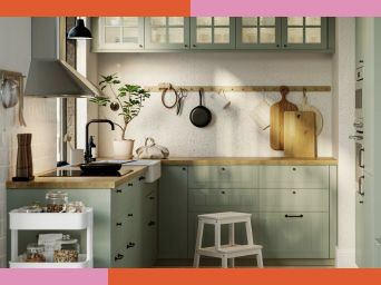 Cozy kitchen with soft lighting, featuring METOD cabinets, SÄLJAN countertop, RYTMISK hood, HAVSEN sink, ÄLMAREN faucet and RÅSKOG cart.
