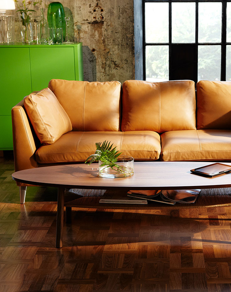 Modular de sala con adornos y detalles en tonos claros. 