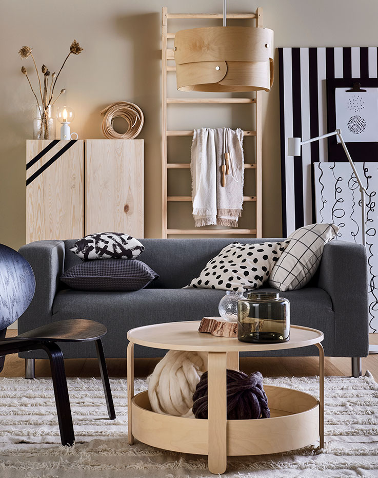Muebles Klippan en tonos grises y decorados con ambiente de maderados.