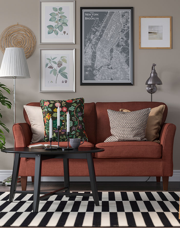 Mueble oscuro con cojín amarillo para crear contrastes.