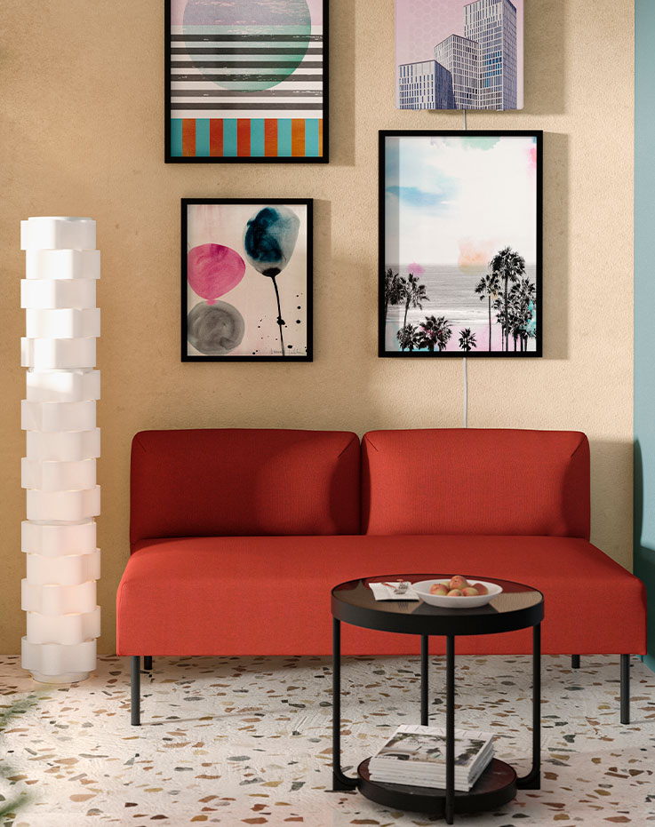 Posa brazos de mueble en tono claro.