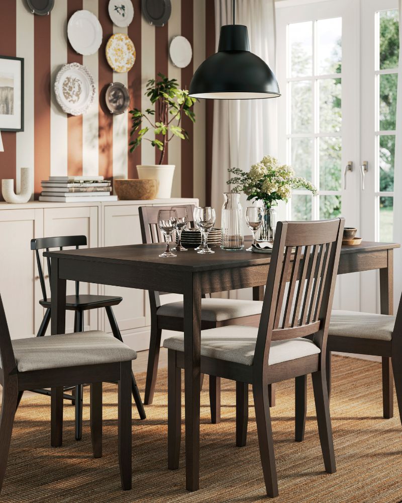 Dinnig of four chairs
