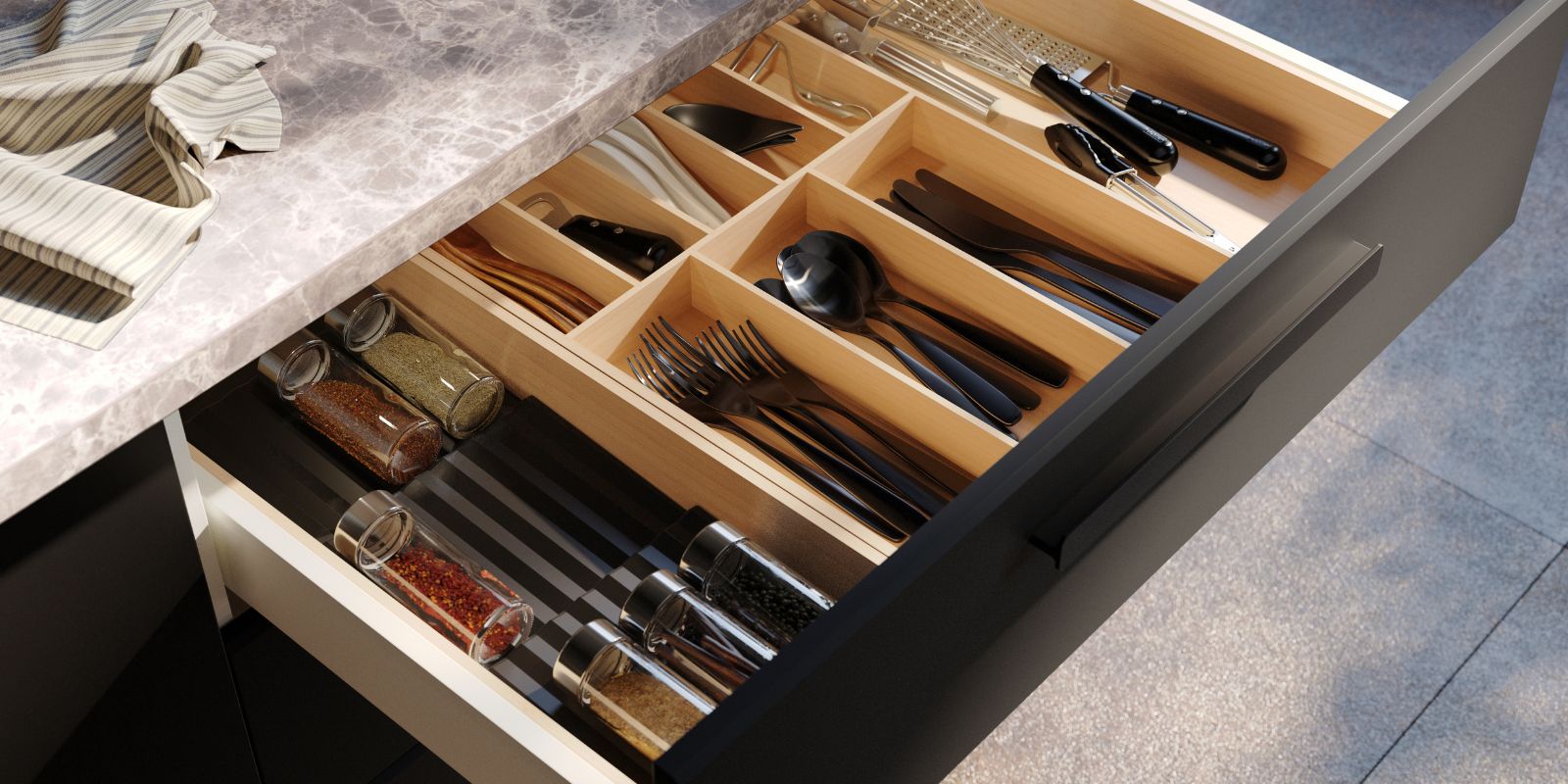 Cajón de cocina ordenado con cubertería TILLAGD, bandejas UPPDATERA y pelador VARDAGEN bien organizados.