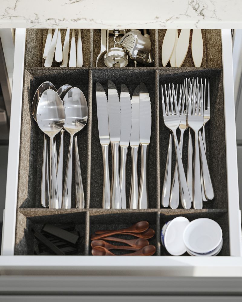 Cajón de cocina organizado con cubertería DRAGON, organizadores ajustables UPPDATERA y sacacorchos IDEALISK bien distribuidos.