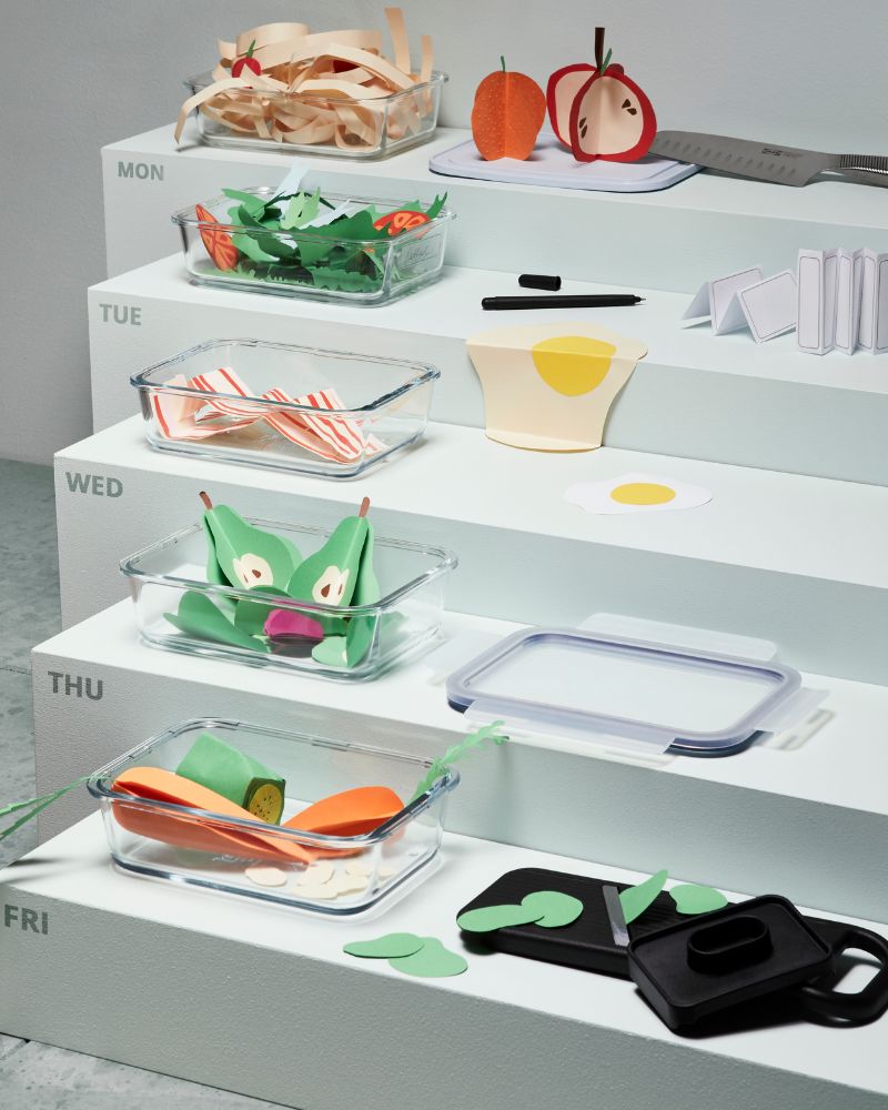 Preparación de cocina ordenada con recipientes IKEA 365+, cuchillo para verduras y mandolina organizando alimentos por día.