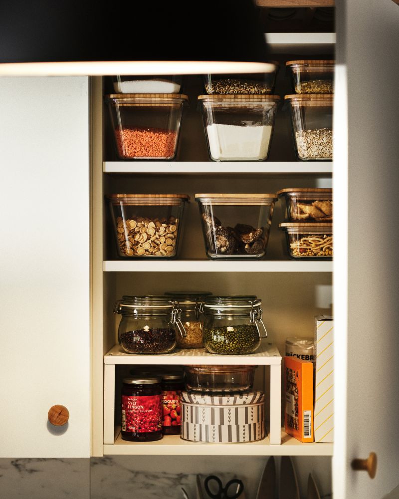 Preparación fresca de cocina con recipientes con tapa IKEA 365+ llenos de frutas y vegetales picados y coloridos.