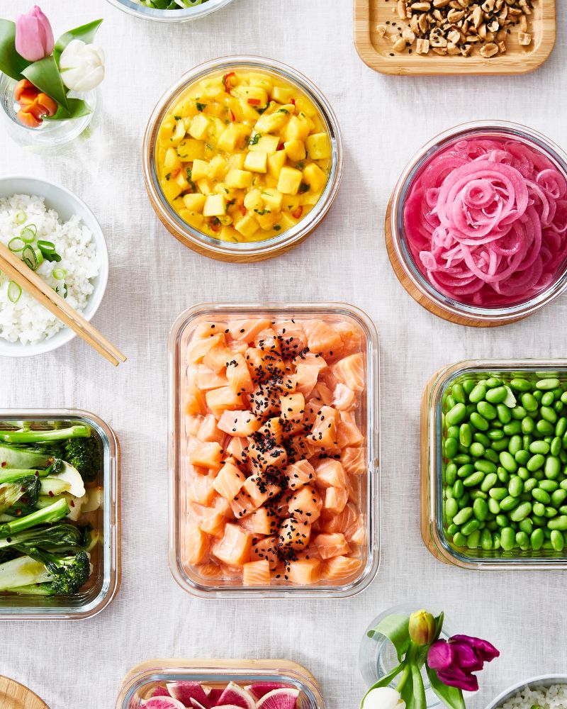 artiulos de picnic, dos bolsos y contenedores de comida