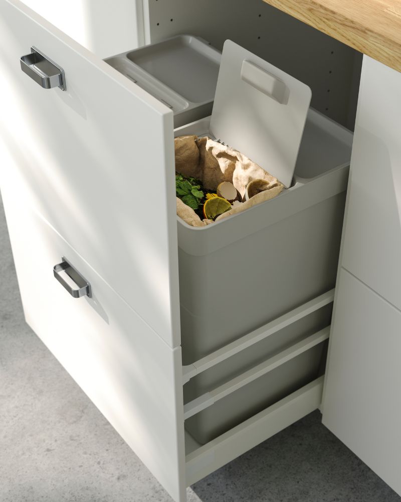 Solución compacta de reciclaje con contenedores HÅLLBAR dentro de armario bajo SEKTION/MAXIMERA con cajones extraíbles.