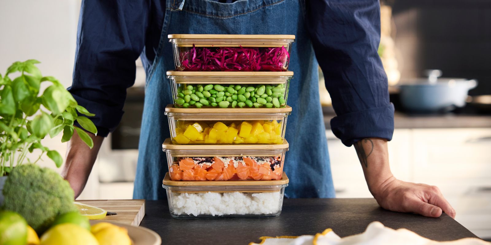 Preparación de cocina vibrante con recipientes con tapa IKEA 365+, envases transparentes apilados con vegetales picados y coloridos.
