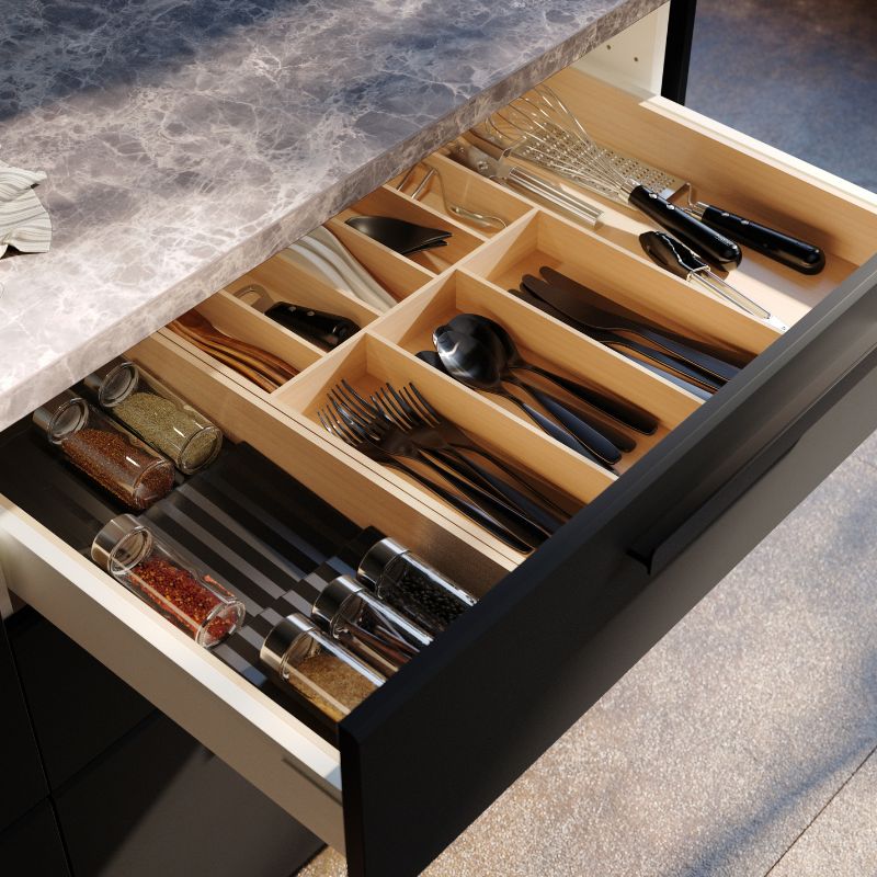 Cajón de cocina ordenado con cubertería TILLAGD, bandejas UPPDATERA y pelador VARDAGEN bien organizados.