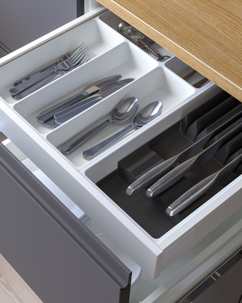 Cajón de cocina moderno con bandeja UPPDATERA con soporte para cuchillos, cubertería DRAGON, cuchillos IKEA 365+ y encimera HOLMARED.