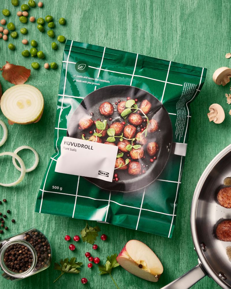 Cocina moderna y sabrosa con sartén IKEA 365+ y albóndigas de verduras HUVUDROLL, listas para disfrutar.