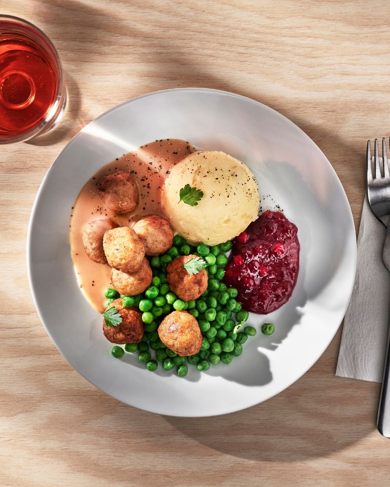 Mesa acogedora y casera con plato IKEA 365+, tenedor DRAGON y albóndigas de verduras HUVUDROLL.