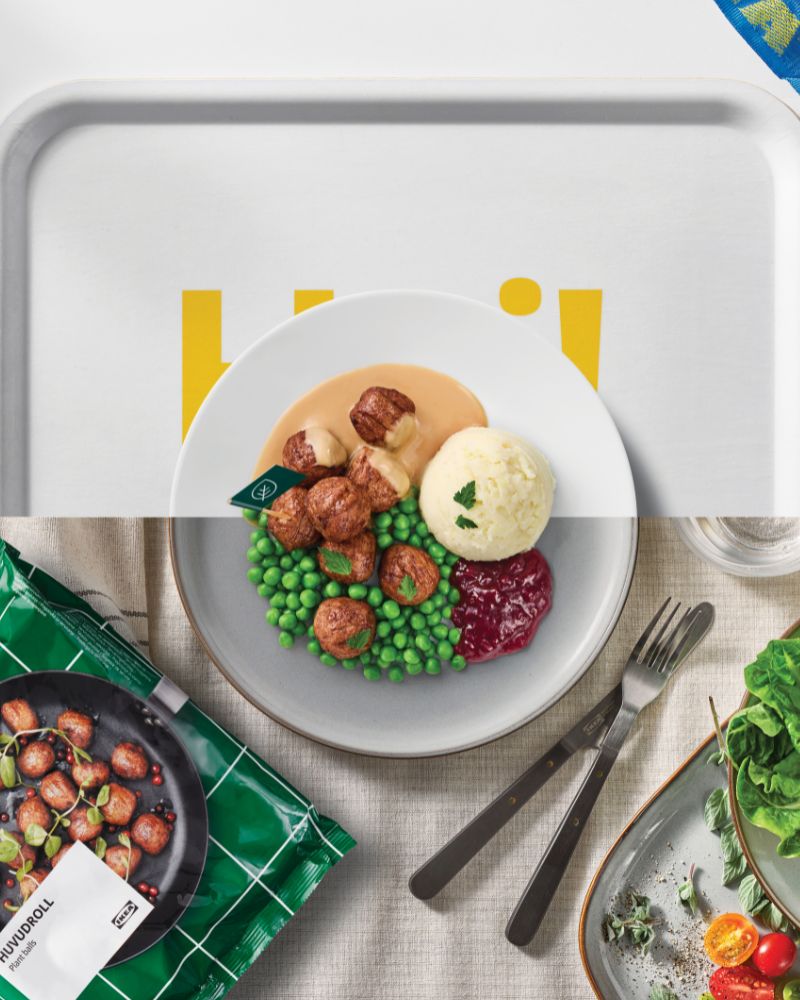 Mesa acogedora y clásica con plato GLADELIG y albóndigas de verduras HUVUDROLL, acompañadas de cubiertos DOFTSKÖLD.