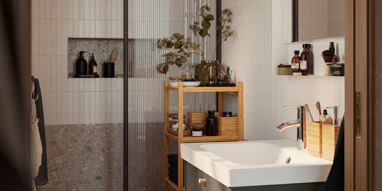 Baño moderno con ducha de cristal: estantería de madera cn jarra de cristal y artificial, lavabo y espejo cuadrado con luces LED. Diseño elegante y minimalista.