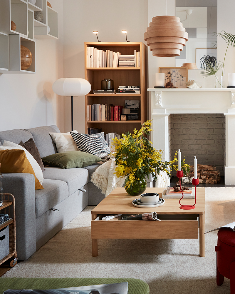 Salón cálido y luminoso con muebles de madera y textiles naturales.