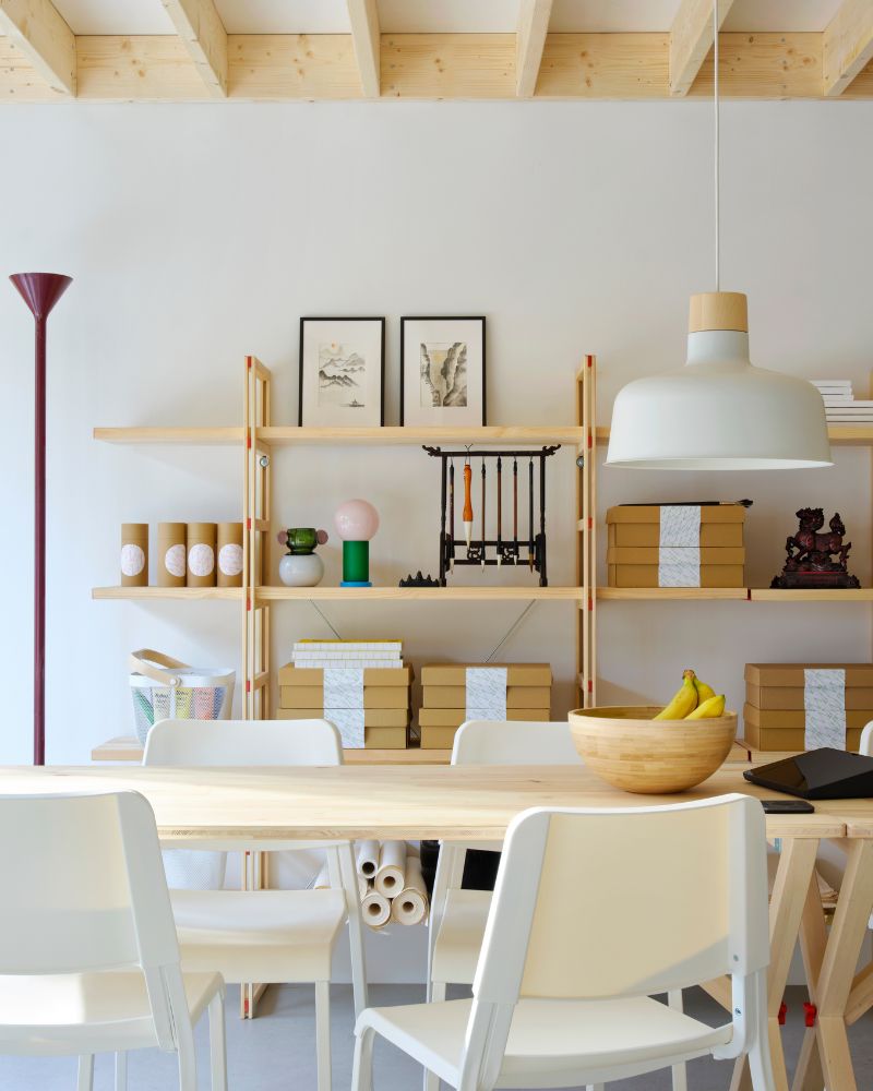 Espacio de oficina moderno con mesa IKEA PS 2026, sillas TEODORES, lámparas BUNKEFLO y estantería IKEA PS 2026.