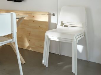 Rincón de oficina minimalista con mesa IKEA PS 2026, silla TEODORES y alambre DIGNITET en espacio limpio.