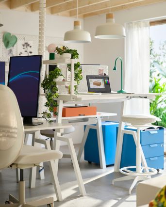 Espacio de oficina moderno con silla FLINTAN, taburete LIDKULLEN, tableros SKÅDIS, lámpara BUNKEFLO e iluminación IKEA PS 2026.