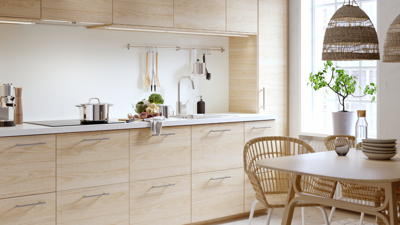 Cocina moderna y espaciosa con puerta a un jardín, los frentes de los cajones son de bambú, tiene colores blancos, se ven los hornos y la encimera de la cocina.