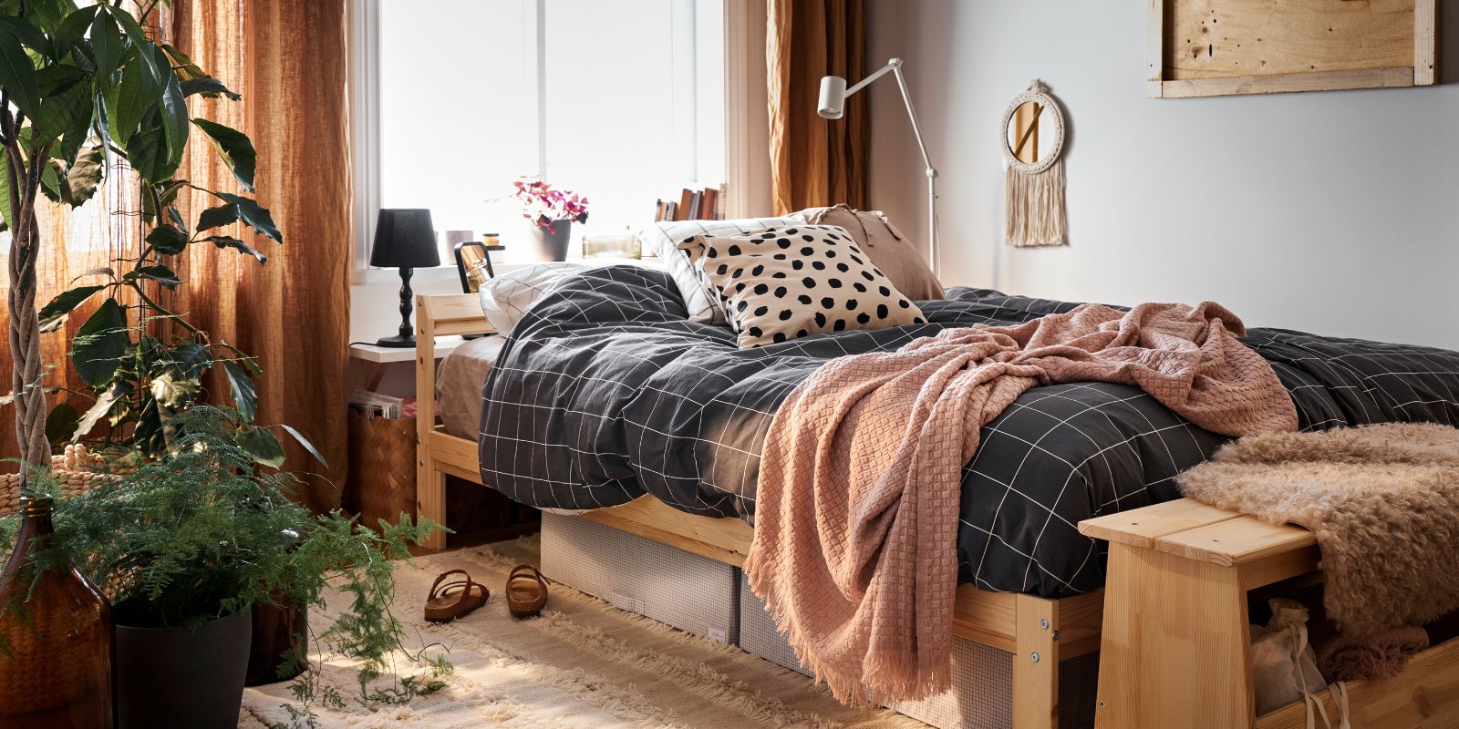 Acogedor dormitorio con cama twin NEIDEN, taburete con almacenaje PERJOHAN, colcha VITKLÖVER y cortinas ANNAKAJSA.