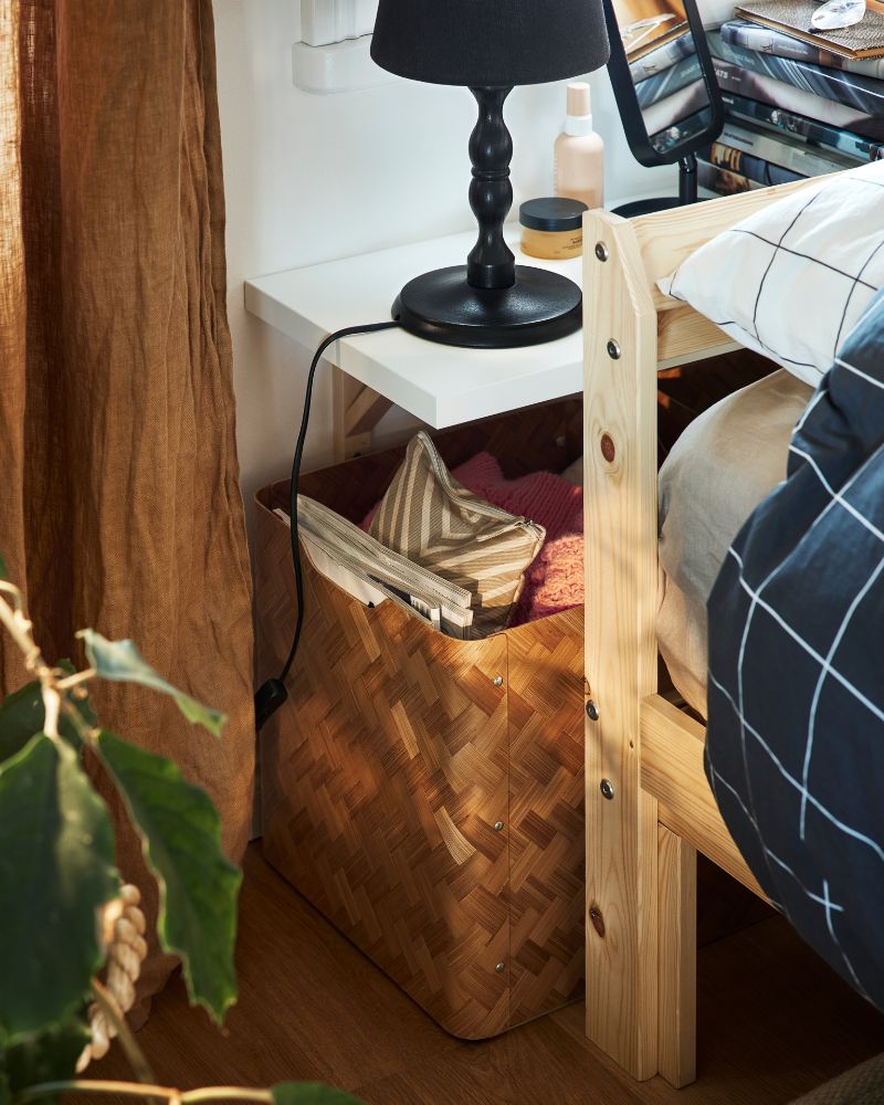 Acogedor dormitorio con cama twin NEIDEN, cesta BULLIG, estante de pared BERGSHULT/SANDSHULT y cortinas ANNAKAJSA.
