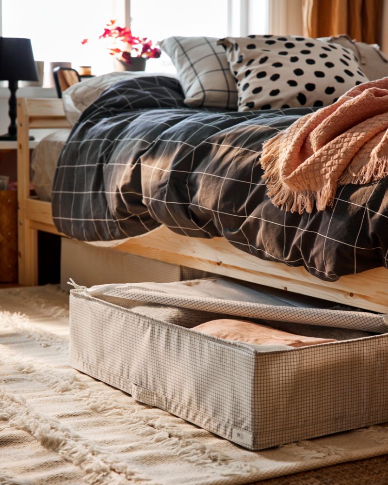 Acogedor dormitorio con cama twin NEIDEN, juego de colcha VITKLÖVER, caja STUK, sábanas DVALA y alfombra LOHALS.