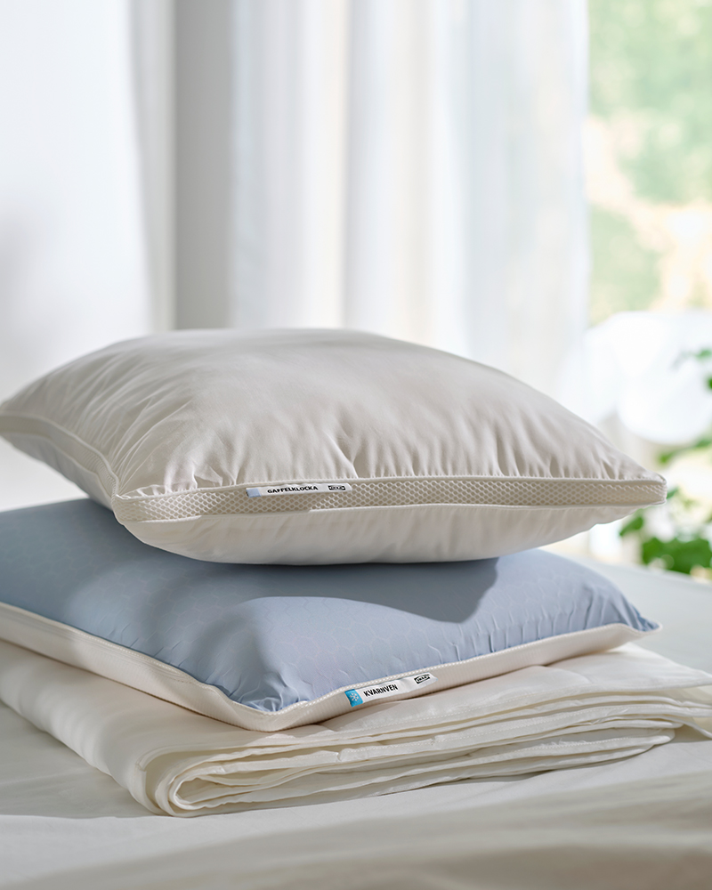 Ergonomic pillows in a bed 