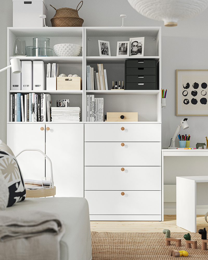 Combinación de armario LASTARE en color blanco con las puertas abiertas que muestran cajas de almacenamiento en el interior.