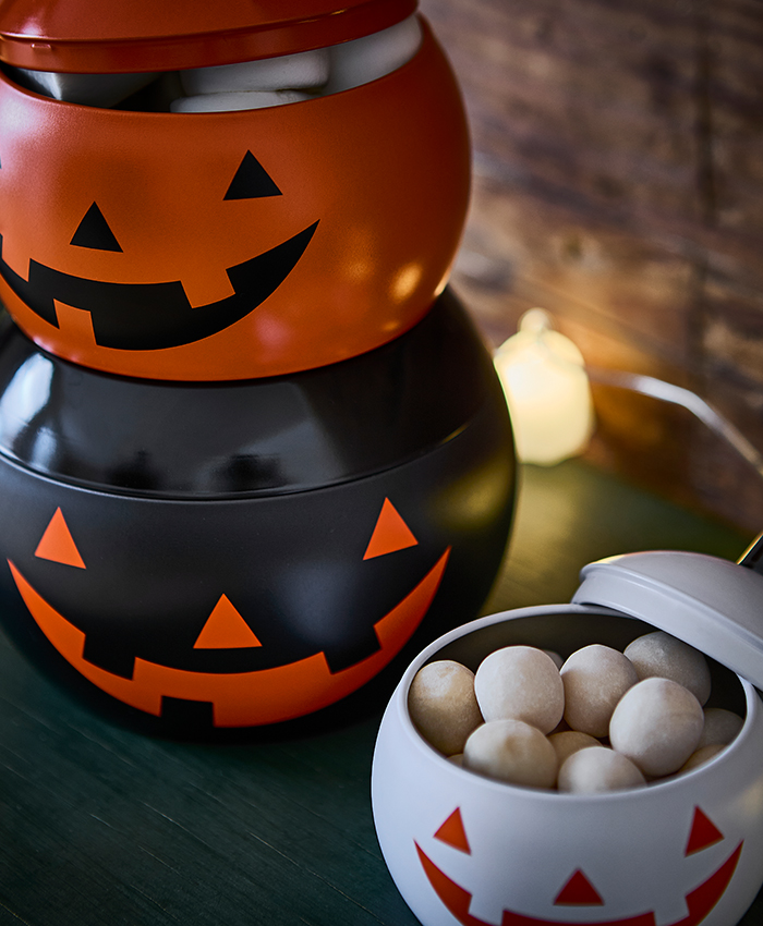 KUSTFYR Halloween collection decoration with pumpkin-shaped containers and a bowl of treats.