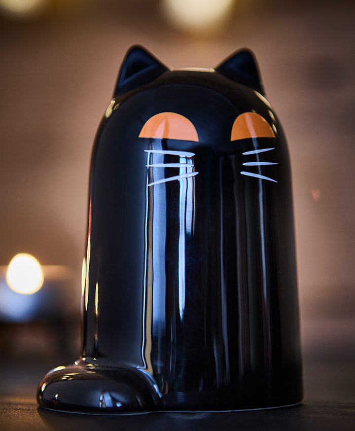 Black cat decorative figure from the KUSTFYR Halloween collection with glowing Halloween-inspired details.