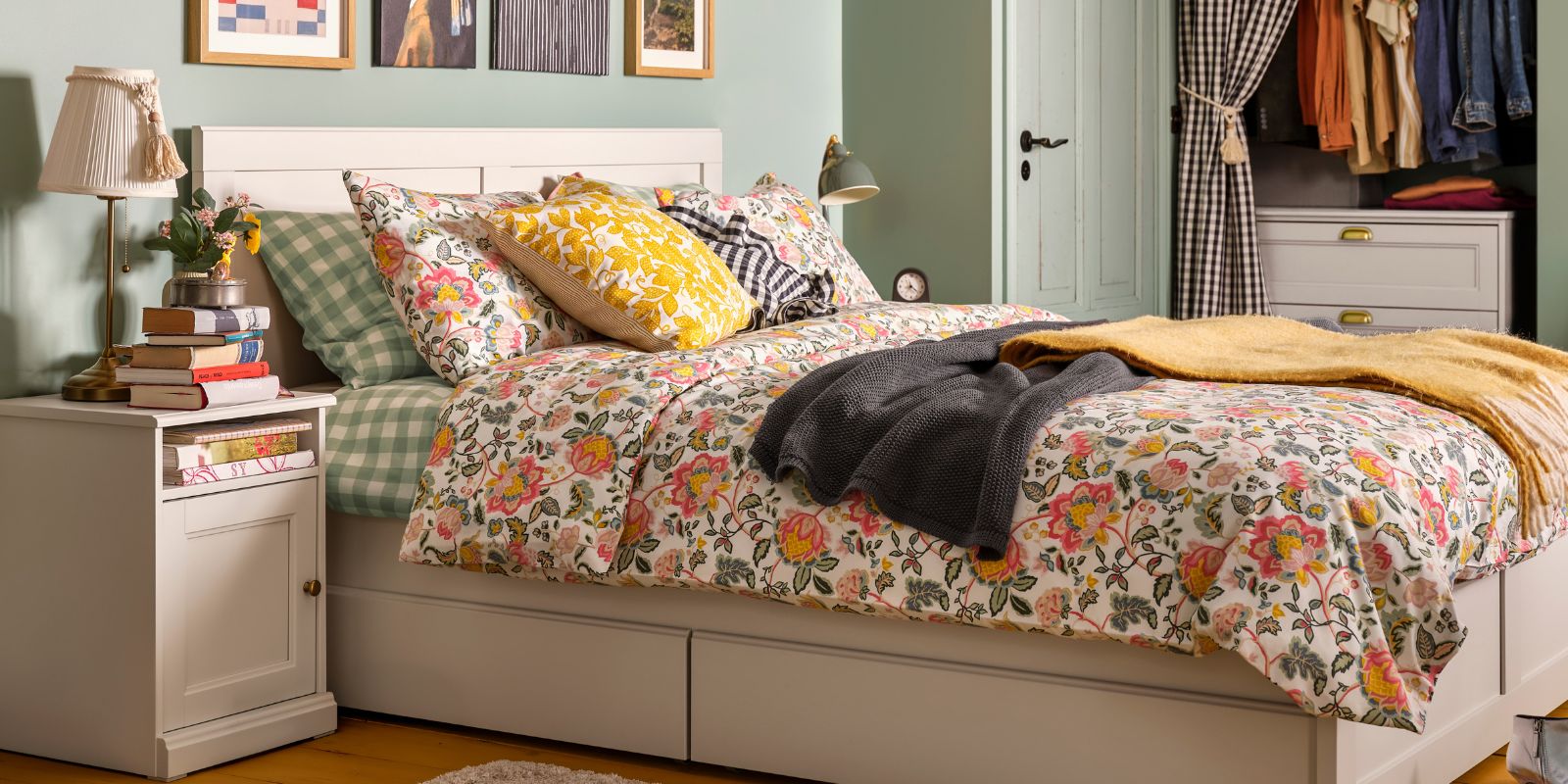 Cozy bedroom with FÅGELFJÄLLET bed and nightstand, EKTANDVINGE duvet cover, ÅRSTID lamps and HUMLEMOTT throw.