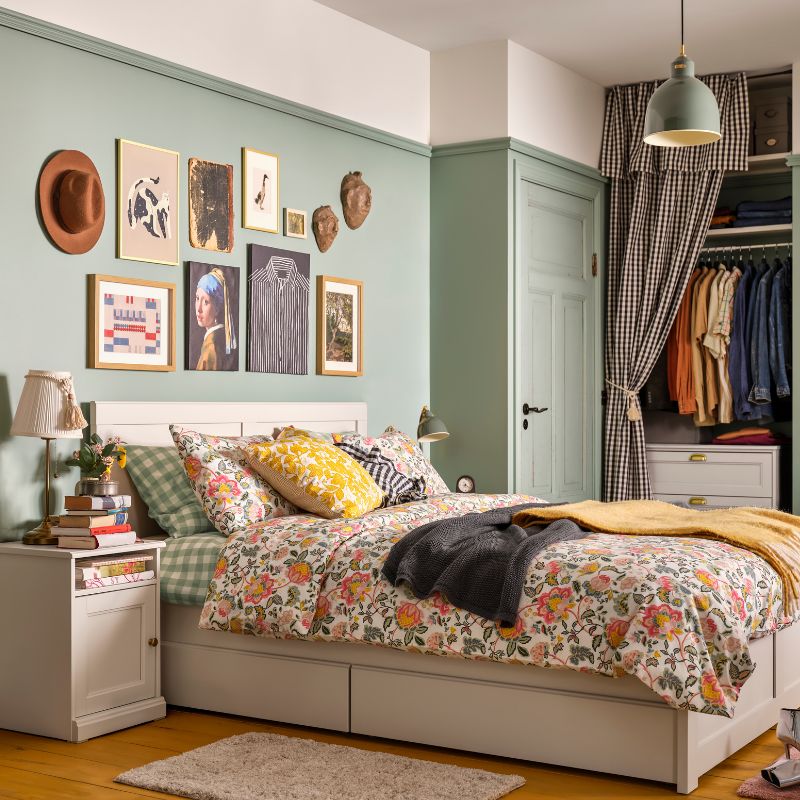 Cozy bedroom with FÅGELFJÄLLET bed and nightstand, EKTANDVINGE duvet cover, ÅRSTID lamps and HUMLEMOTT throw.