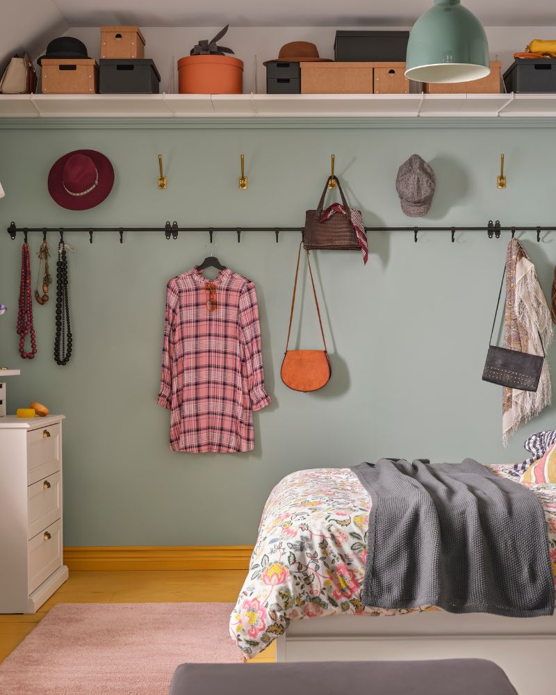 Functional bedroom with FÅGELFJÄLLET bed frame, HULTARP rail, DAGGSALVIA duvet cover and EKTORP ottoman.