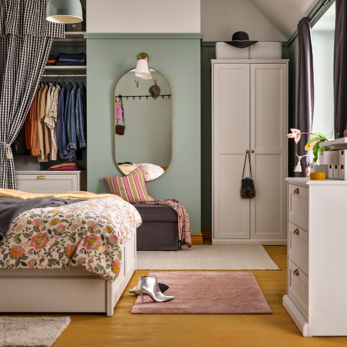 Complete bedroom with FÅGELFJÄLLET bed and wardrobe, DAGGSALVIA duvet cover, EKTORP storage ottoman and HUMLEMOTT throw